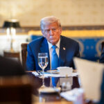 O presidente dos EUA, Donald Trump, oferece um jantar bilateral para o primeiro-ministro israelense Benjamin Netanyahu, na segunda-feira, 7 de julho de 2025, na Sala Azul. (Foto oficial da Casa Branca por Daniel Torok)