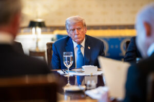 O presidente dos EUA, Donald Trump, oferece um jantar bilateral para o primeiro-ministro israelense Benjamin Netanyahu, na segunda-feira, 7 de julho de 2025, na Sala Azul. (Foto oficial da Casa Branca por Daniel Torok)
