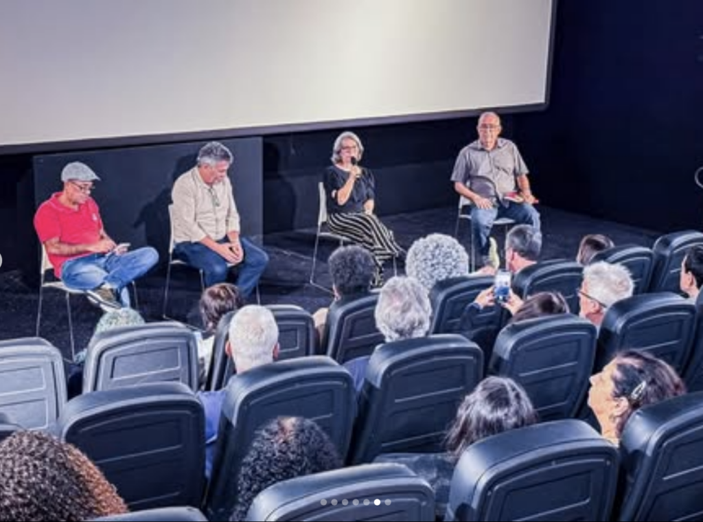 O Cine Glauber Rocha, em Salvador (BA) recebeu o lançamento da biografia de Renato Rabelo com a presença de lideranças e militantes, em 13/07/25. Na palco: Presidente do PCdoB/BA, Geraldo Galindo; Osvaldo Bertolino; Mara Rabelo, irmã de Renato Rabelo; presidente da Fundação Maurício Grabois na Bahia, Everaldo Augusto. Foto: Divulgação via Facebook da deputada federal Alice Portugal.