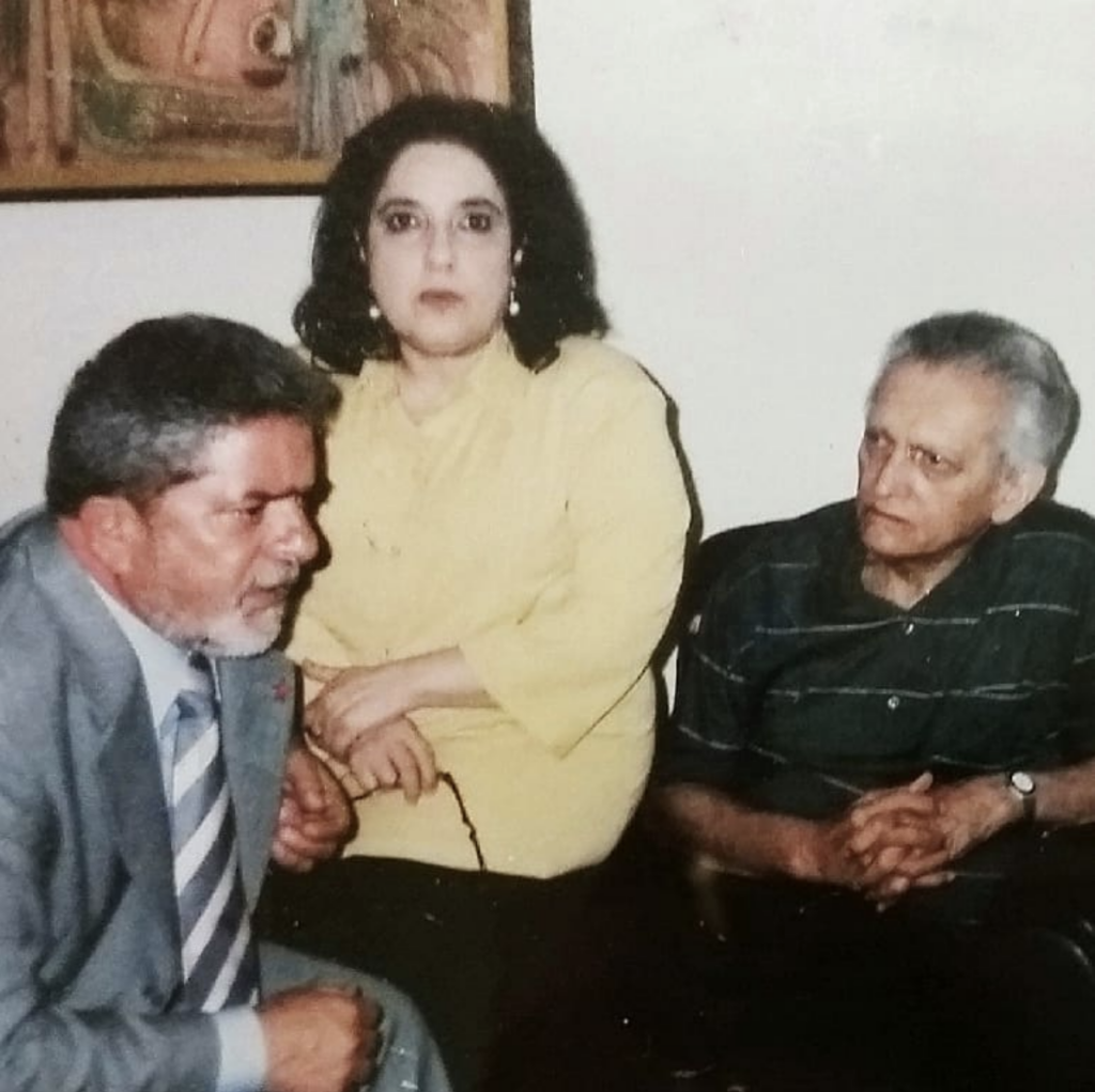 Na casa de Rosa Freire d’Aguiar e Celso Furtado: o casal recebe Luiz Inácio Lula da Silva, em encontro realizado antes do falecimento do economista, em 2004. Crédito: Reprodução / Instagram @rosafdaguiar