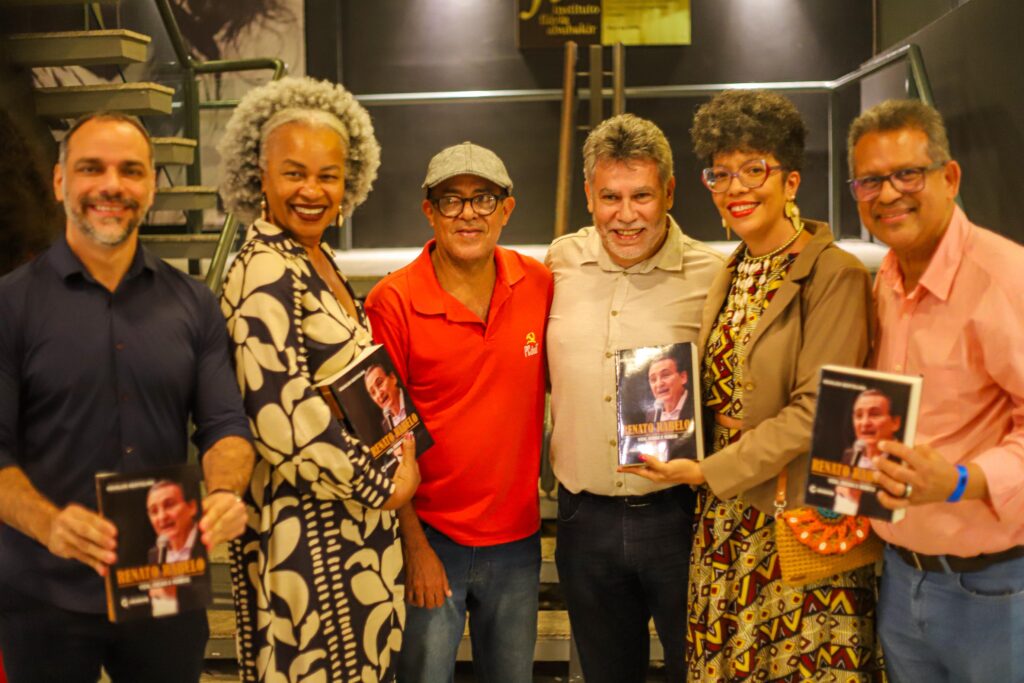 O Cine Glauber Rocha, em Salvador (BA) recebeu o lançamento da biografia de Renato Rabelo com a presença de lideranças e militantes, em 13/07/25. Na foto: Augusto Vasconcelos, Olívia Santana, Geraldo Galindo, Osvaldo Bertolino, Ângela Guimarães; e Wenceslau Jr., coordenador da economia solidária Anna Bahia. Foto: PCdoB/BA