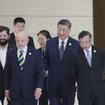 O presidente chinês, Xi Jinping, e convidados participam da cerimônia de abertura da quarta reunião ministerial do Fórum China-CELAC (Comunidade de Estados Latino-Americanos e Caribenhos), no Centro Nacional de Convenções da China, em Pequim, capital do país, em 13 de maio de 2025. Xi proferiu um discurso principal na cerimônia de abertura do encontro. Foto: Xinhua/Ding Haitao