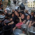 Fome e desnutrição na Palestina. GAZA, 15 de julho de 2025 (Xinhua) -- Palestinos deslocados aguardam para receber comida gratuita em um centro de distribuição de alimentos na Cidade de Gaza, em 14 de julho de 2025. (Foto de Rizek Abdeljawad/Xinhua)