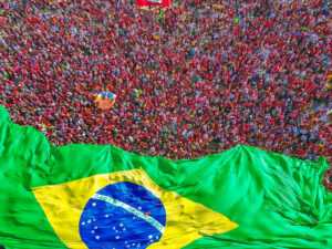 Multidão com bandeira do Brasil durante a posse de Lula para o terceiro presidencial. Brasília, 01/01/2023. Foto: Ricardo Stuckert / PR