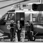 O presidente dos Estados Unidos Donald Trump desembarca do helicóptero Marine One na Base Aérea de Andrews, em Maryland, a caminho de Pittsburgh, em 15 de julho de 2025. Foto oficial da Casa Branca / Molly Riley.
