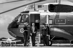 O presidente dos Estados Unidos Donald Trump desembarca do helicóptero Marine One na Base Aérea de Andrews, em Maryland, a caminho de Pittsburgh, em 15 de julho de 2025. Foto oficial da Casa Branca / Molly Riley.