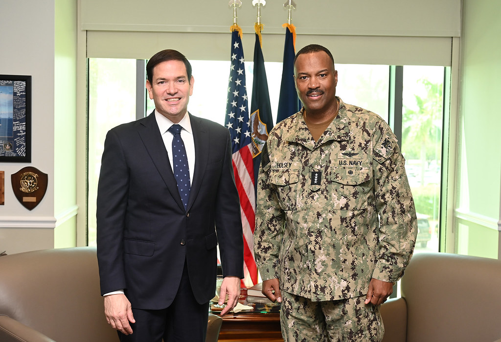 Marco Rubio em encontro com o almirante Alvin Holsey no SOUTHCOM, Flórida, durante reunião sobre segurança na América Latina e Caribe em 29 de agosto de 2025. Foto: Senior Airman Christopher Bermudez / SOUTHCOM Public Affairs
