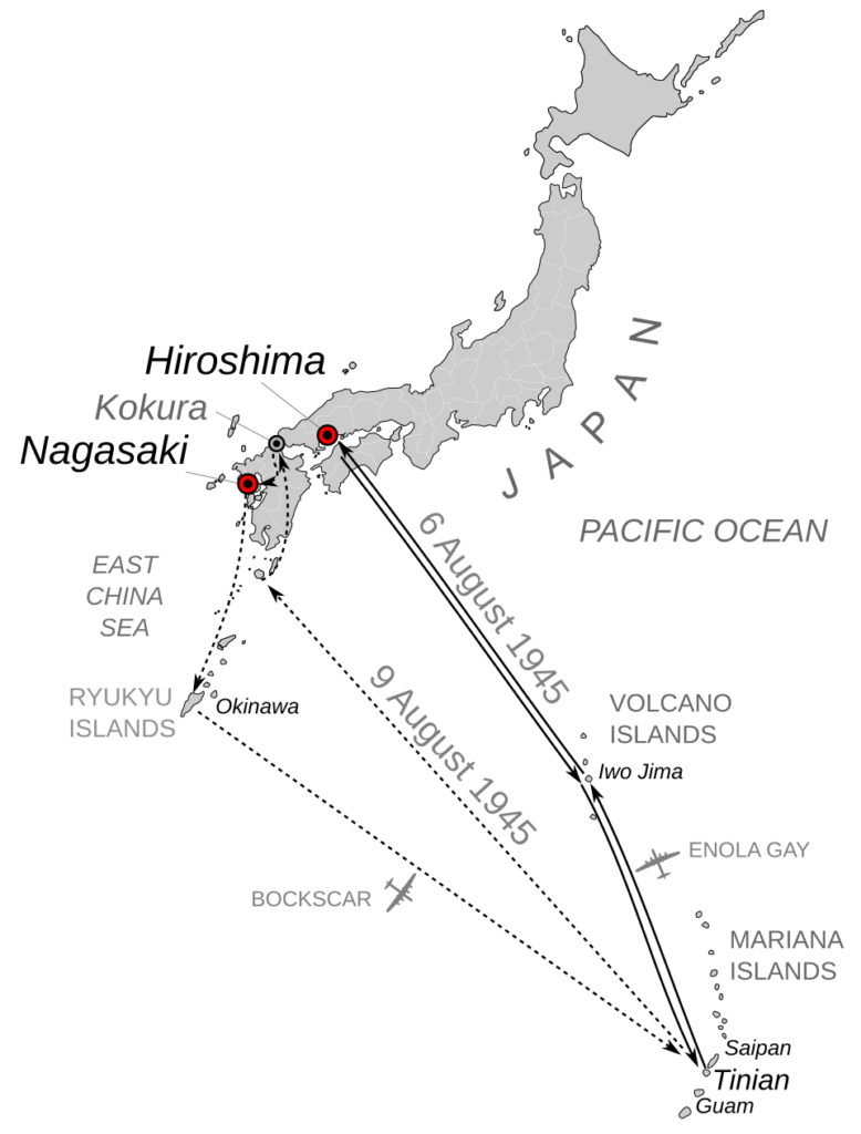 Mapa mostra as rotas dos bombardeiros Enola Gay (Hiroshima, 6 de agosto de 1945) e Bockscar (Nagasaki, 9 de agosto de 1945), partindo da base de Tinian, nas Ilhas Marianas. Crédito: Mr.98 – Obra baseado em File:Japan_large_full.svg e em mapa do Department of Energy. Cópia arquivada no Wayback Machine. Domínio público, Wikimedia Commons.