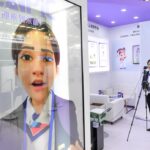 Na 24ª Feira de Alta Tecnologia da China (CHTF), realizada em Guangdong, China, visitantes experimentam a tecnologia de “troca de rosto” baseada em inteligência artificial (IA). (Foto/Xinhua)