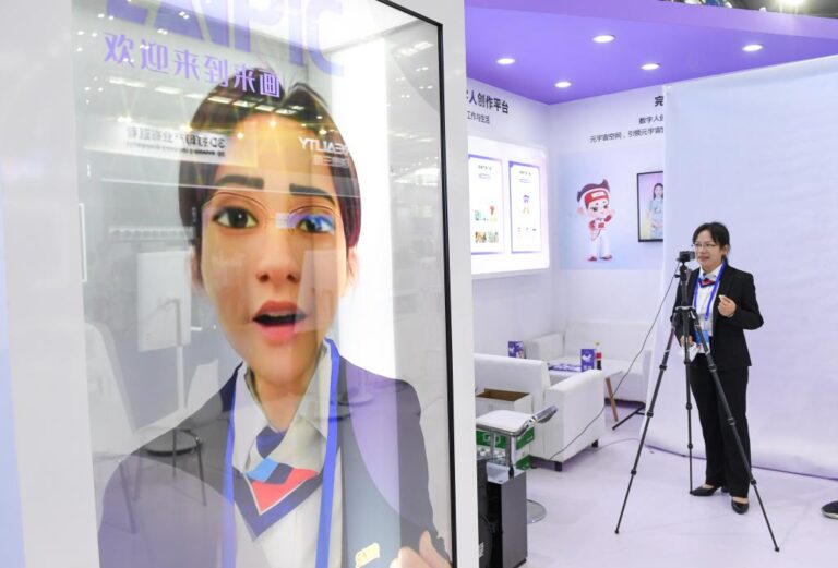 Na 24ª Feira de Alta Tecnologia da China (CHTF), realizada em Guangdong, China, visitantes experimentam a tecnologia de “troca de rosto” baseada em inteligência artificial (IA). (Foto/Xinhua)