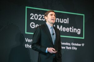 Com 45 anos, Eduardo Saverin é o brasileiro mais rico do mundo, segundo a lista Forbes 2025, com patrimônio de R$ 227 bilhões. Em um ano, seu patrimônio cresceu 45,5% devido à valorização das ações da Meta. Foi o primeiro investidor e cofundador do Facebook. Atualmente, é cofundador e co-CEO da B Capital. Foto: B Capital / Divulgação / LinkedIn