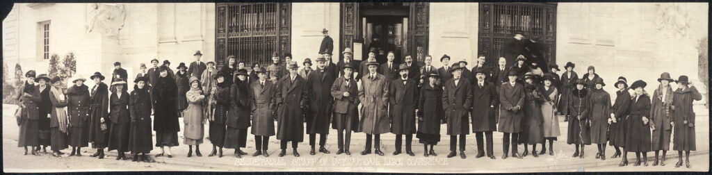 Secretariado da Conferência Internacional do Trabalho, realizada em Washington (EUA), entre outubro e novembro de 1919, diante do Pan American Building. A conferência marcou a criação da Organização Internacional do Trabalho (OIT), no contexto do pós-Primeira Guerra Mundial. Foto: Schutz Group Photographers / Biblioteca do Congresso dos EUA, Domínio Público