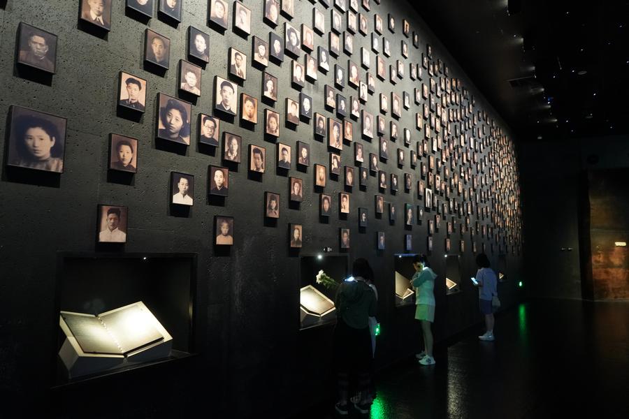 Pessoas visitam o Memorial das Vítimas do Massacre de Nanjing pelos invasores japoneses, em Nanjing, província de Jiangsu, leste da China, em 2 de julho de 2025. Foto: Liu Zhenrui/Xinhua