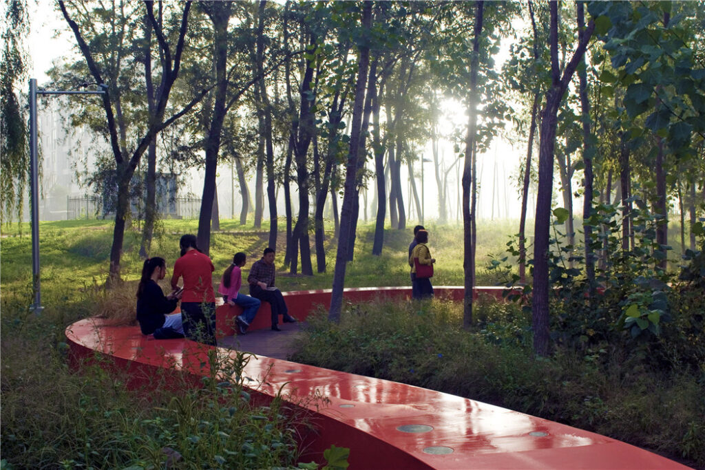 Passarela sinuosa do Parque da Faixa Vermelha, em Qinhuangdao (China), projeto de Yu Kongjian que alia design e restauração ecológica. Crédito: Divulgação/Turenscape – Red Ribbon Park Project