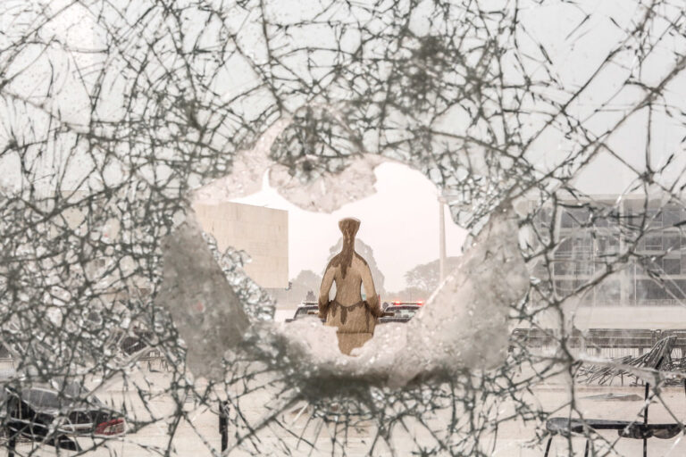 A escultura da deusa Têmis, obra de Alfredo Ceschiatti, é um marco da Praça dos Três Poderes em Brasília (DF)