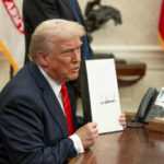 Donald Trump assina ordens executivas no Salão Oval, em 10 fevereiro de 2025. Foto: The White House / Flickr