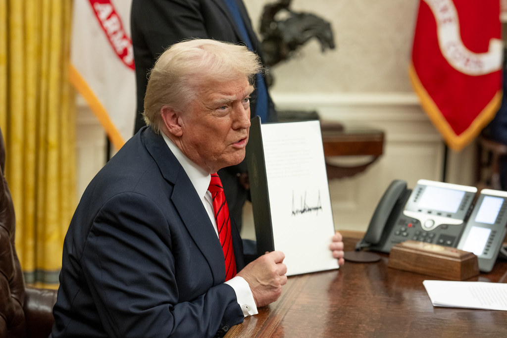 No início do seu segundo mandato, Donald Trump assinou diversas ordens executivas. Entre elas, em 4 de fevereiro de 2025, determinou a retirada dos Estados Unidos de certas organizações da ONU, encerrou seu financiamento e ordenou a revisão do apoio norte-americano a organismos internacionais. Foto: The White House / Flickr