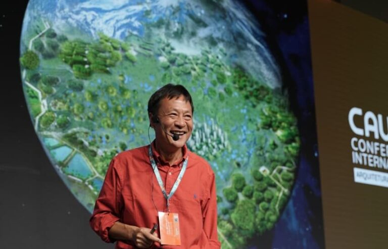 Arquiteto e urbanista chinês Kongjian Yu em conferência do Conselho de Arquitetura e Urbanismo do Brasil (CAU/BR) sobre o Conceito da Cidade-Esponja. Crédito: Divulgação CAU/BR