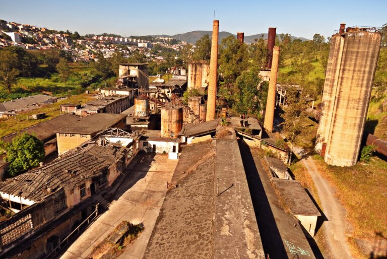 Ruínas da Companhia Brasileira de Cimento Portland Perus, inaugurada em 1926 e encerrada em 1987, em São Paulo (SP). Crédito: Humberto do Lago Müller – CC BY-SA 3.0, via Wikimedia Commons