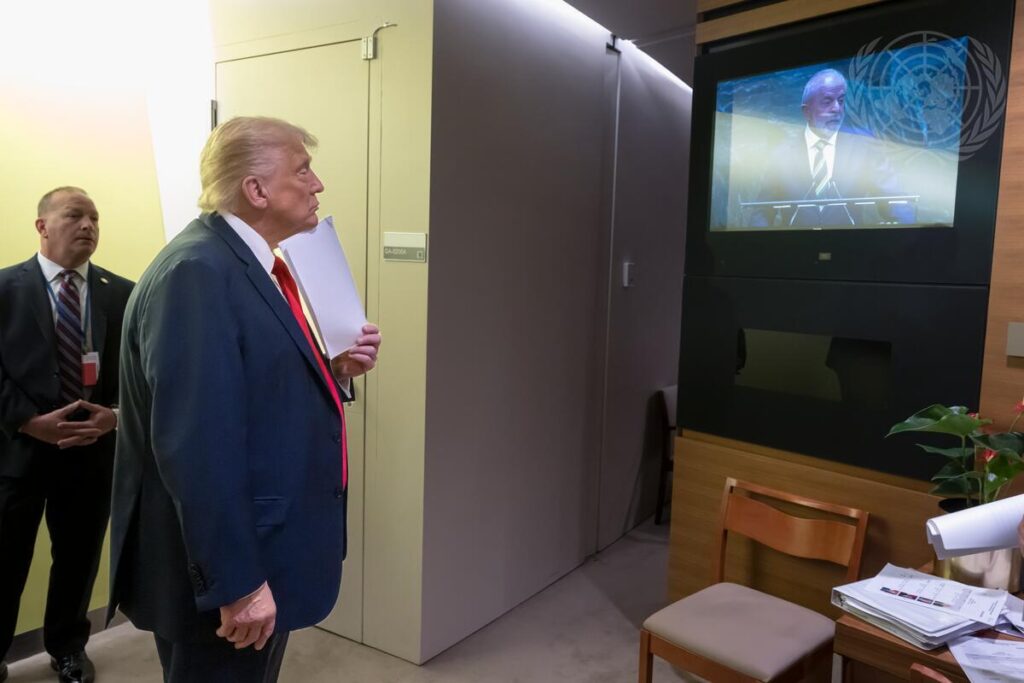 Donald Trump, presidente dos Estados Unidos da América, aguarda atrás do Salão Nobre da Assembleia Geral para discursar no debate geral da octogésima sessão da Assembleia Geral. Na tela, Luiz Inácio Lula da Silva, presidente da República Federativa do Brasil. Crédito: UN Photo/Mark Garten
