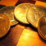 Os EUA cunharam moedas de ouro reais entre o século XIX e início do XX, como os famosos Eagles (10 dólares) e Double Eagles (20 dólares), que traziam a figura da Liberdade ou o brasão da águia.