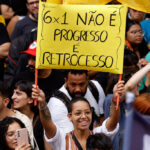 Manifestantes se reunem em protesto pelo fim da jornada de trabalho 6 x 1, na Cinelândia, Rio de Janeiro (RJ), 15/11/2024. Foto: Tânia Rêgo/Agência Brasil