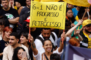 Manifestantes se reunem em protesto pelo fim da jornada de trabalho 6 x 1, na Cinelândia, Rio de Janeiro (RJ), 15/11/2024. Foto: Tânia Rêgo/Agência Brasil