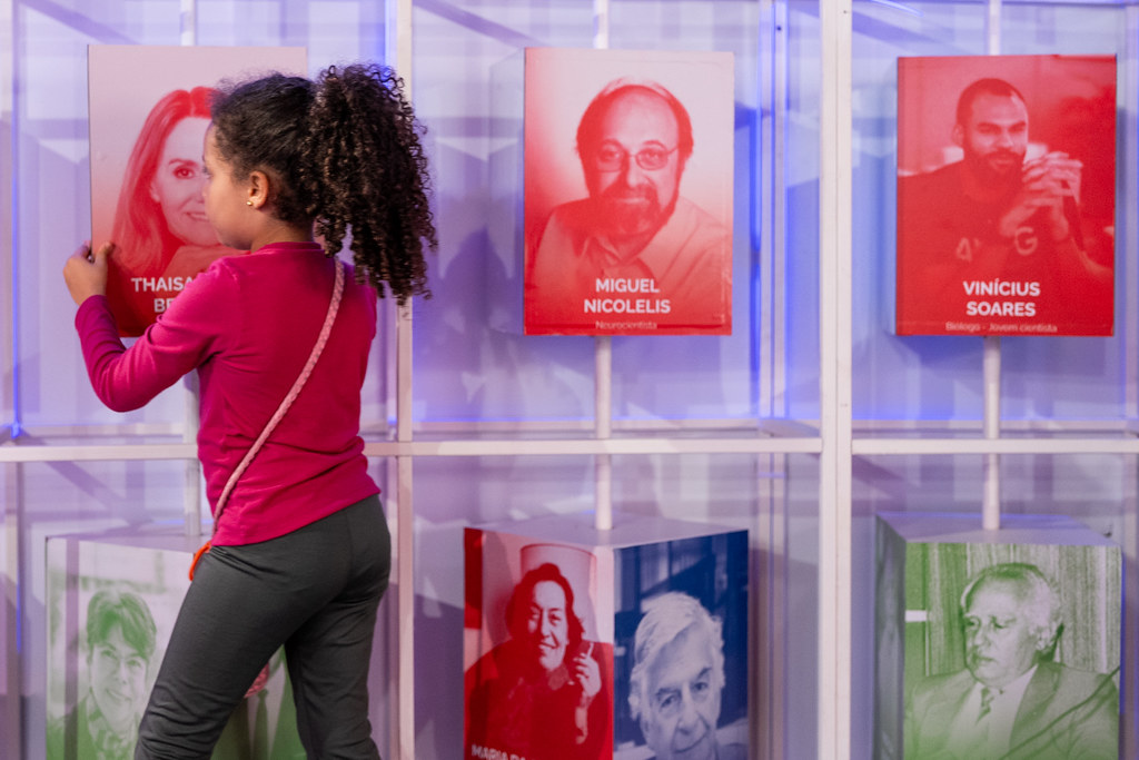 Painel com personagens da ciência do passado, presente e futuro integra a exposição MCTI 40 anos, na 22ª Semana Nacional de Ciência e Tecnologia (SNCT). A mostra reúne nomes de pessoas ligadas à pesquisa e à divulgação científica. Foto: Jerônimo Gonzalez/MCTI