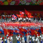 No Estádio Primeiro de Maio, em Pyongyang, artistas e estudantes participam de uma grandiosa celebração pelos 80 anos do Partido do Trabalho da Coreia, com coreografias e bandeiras em homenagem ao socialismo coreano. Crédito: Xinhua/Shen Hong