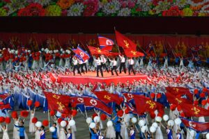 No Estádio Primeiro de Maio, em Pyongyang, artistas e estudantes participam de uma grandiosa celebração pelos 80 anos do Partido do Trabalho da Coreia, com coreografias e bandeiras em homenagem ao socialismo coreano. Crédito: Xinhua/Shen Hong