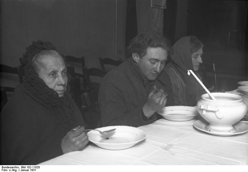 Desempregados e idosos recebem refeição em Berlim, Alemanha, durante a crise econômica de 1931. Crédito: Bundesarchiv, Bild 102-11020 / CC-BY-SA 3.0 DE / via Wikimedia Commons