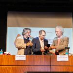 Jorge Mautner recebe a Medalha Darcy Ribeiro por reconhecimento à sua trajetória musical e poética na sede da ABL. Foto: Thamyris Mello / Prefeitura de Maricá