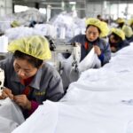 Trabalhadores fabricam produtos para mercados internacionais em uma empresa têxtil no distrito de Juye, na Província de Shandong, leste da China, 24 de dezembro de 2020. (Xinhua/Guo Xulei)