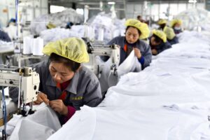 Trabalhadores fabricam produtos para mercados internacionais em uma empresa têxtil no distrito de Juye, na Província de Shandong, leste da China, 24 de dezembro de 2020. (Xinhua/Guo Xulei)