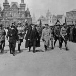 Lênin (1870–1924), líder revolucionário soviético, ao lado de comandantes do Exército Vermelho, durante a inspeção das tropas do Vseobuch na Praça Vermelha, em Moscou, em 25 de maio de 1919. Foto: N. Smirnov (Lehtikuva Agency)/Domínio Público via Wikimedia Commons.