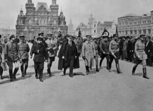 Lênin (1870–1924), líder revolucionário soviético, ao lado de comandantes do Exército Vermelho, durante a inspeção das tropas do Vseobuch na Praça Vermelha, em Moscou, em 25 de maio de 1919. Foto: N. Smirnov (Lehtikuva Agency)/Domínio Público via Wikimedia Commons.