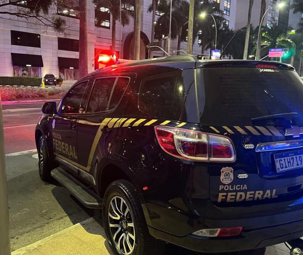 Viatura da Polícia Federal em frente a um prédio na Avenida Faria Lima, em São Paulo, durante a Operação Quasar, deflagrada em 28 de agosto de 2025. A ação, voltada ao combate à atuação do crime organizado na cadeia produtiva de combustíveis, visa desarticular uma organização ligada ao PCC, especializada em lavagem de dinheiro, gestão fraudulenta de instituições financeiras e falsificação de combustíveis. As duas operações, embora distintas, têm em comum o objetivo de enfraquecer esquemas de lavagem de recursos ilícitos, com grande impacto financeiro e envolvimento de organizações criminosas. Foto: Polícia Federal / Divulgação
