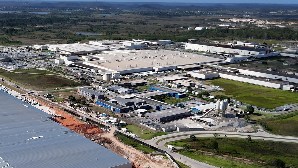 Vista aérea da nova fábrica de veículos elétricos da BYD em Camaçari (BA). Foto: Joá Souza / Governo da Bahia.
