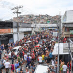 Rio de Janeiro (RJ), 29 de outubro de 2025 – Moradores levam dezenas de corpos para a Praça São Lucas, no Complexo da Penha, zona norte da cidade, após a Operação Contenção. A ação policial foi uma das mais letais da história do Rio, deixando mais de cem mortos, segundo organizações de direitos humanos. Foto: Tomaz Silva / Agência Brasil