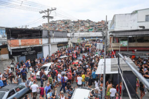 Rio de Janeiro (RJ), 29 de outubro de 2025 – Moradores levam dezenas de corpos para a Praça São Lucas, no Complexo da Penha, zona norte da cidade, após a Operação Contenção. A ação policial foi uma das mais letais da história do Rio, deixando mais de cem mortos, segundo organizações de direitos humanos. Foto: Tomaz Silva / Agência Brasil