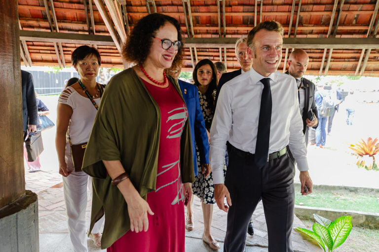 Belém (PA), 06/11/2025 — A ministra da Ciência, Tecnologia e Inovação, Luciana Santos, e o presidente da França, Emmanuel Macron, durante visita ao barco Iaraçu e diálogo com pesquisadores na Universidade Federal do Pará (UFPA), em evento realizado pelo Ministério da Ciência, Tecnologia e Inovação (MCTI). Foto: Luara Baggi (ASCOM/MCTI)