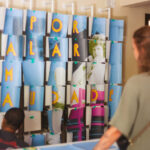 Montagem de painel com referência a Cauby Peixoto durante preparação de exposição no CCCP. Crédito: Prefeitura de Niterói/Divulgação.