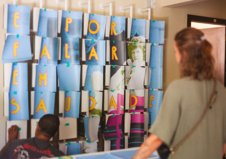 Montagem de painel com referência a Cauby Peixoto durante preparação de exposição no CCCP. Crédito: Prefeitura de Niterói/Divulgação.