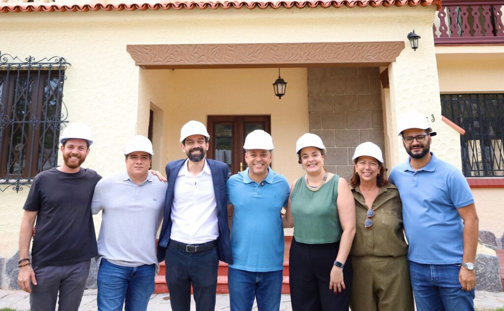 Prefeito Rodrigo Neves (ao centro), acompanhado de Leonardo Giordano, Júlia Pacheco e equipe, durante vistoria ao Centro Cultural Cauby Peixoto, no Fonseca, antes da inauguração. Foto: Prefeitura de Niterói/Divulgação.