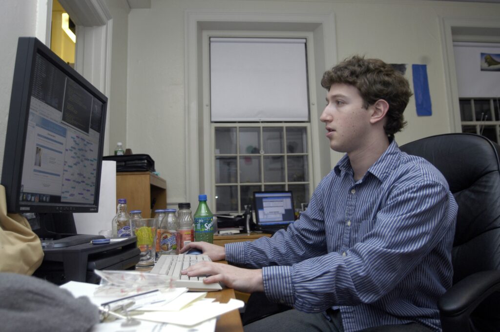 Mark Zuckerberg trabalha em seu quarto no dormitório de Kirkland em 2004, após o lançamento do thefacebook.com. Crédito: Lowell K. Chow / © The Harvard Crimson. Uso editorial permitido mediante crédito (não é domínio público nem Creative Commons).