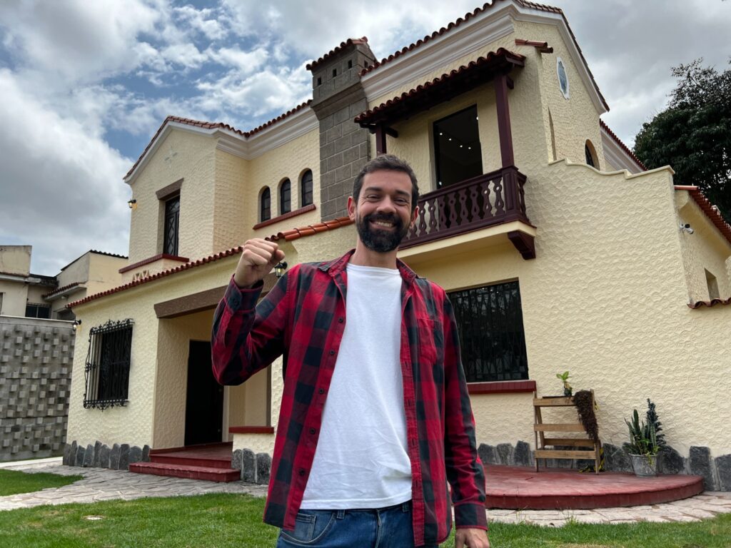Leonardo Giordano, secretário das Culturas de Niterói (RJ) e vereador licenciado pelo PCdoB, em frente ao Centro Cultural Cauby Peixoto. Foto: Divulgação.
