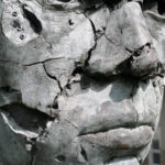 Escultura fissurada que evoca fragmentação histórica e crise estrutural. Foto: Anton Malan (BID), CC IGO 3.0 BY-NC-ND.