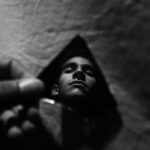 Imagem conceitual em preto e branco com reflexo parcial no espelho. Imagem: Med Ahabchane / Pixabay