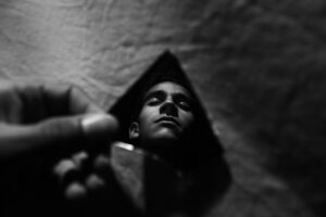 Imagem conceitual em preto e branco com reflexo parcial no espelho. Imagem: Med Ahabchane / Pixabay