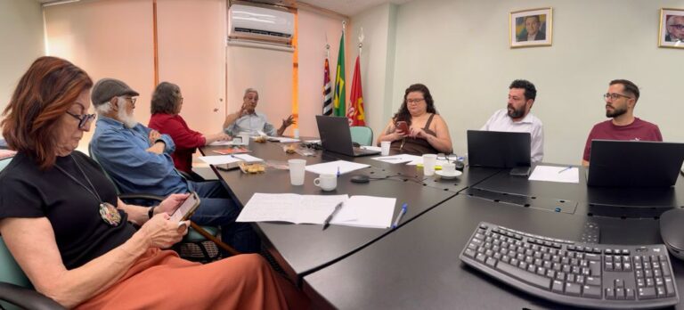 Diretoria Executiva da Fundação Maurício Grabois reúne-se em São Paulo, em 15 de dezembro de 2025, com participação presencial e online de seus dirigentes. Foto: Divulgação